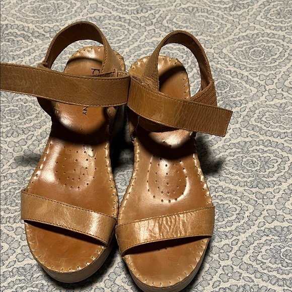 DKNY Tan Kids Sandals - Picture 1 of 2